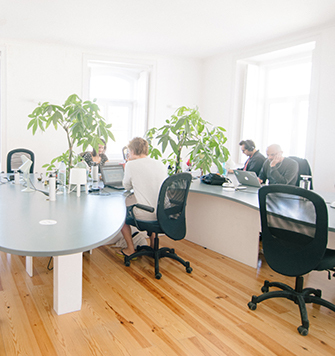 OFICINA CON SUELO DE MADERA Y SILLAS