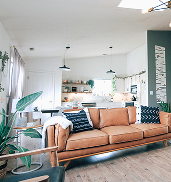 SOFÁ EN SALÓN CON MADERA