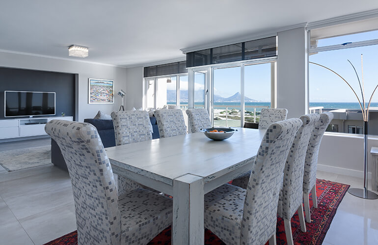 SALÓN CON MESA BLANCA Y SILLAS DEL MISMO COLOR