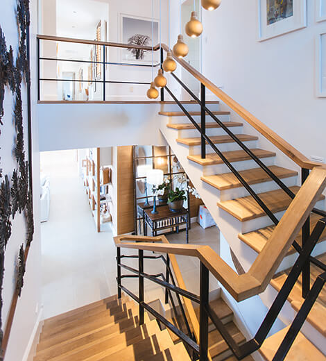 ESCALERA DE MADERA QUE SUBE Y PADERES BLANCAS